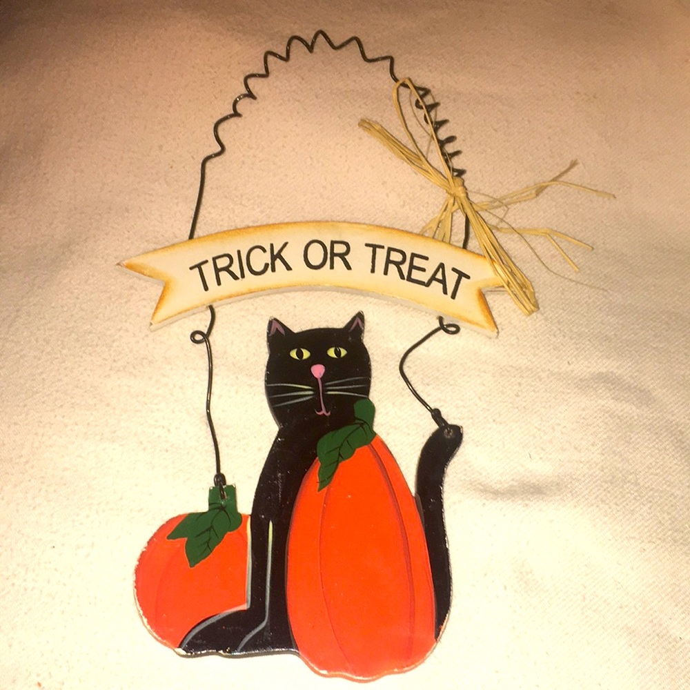 Vintage-Style Trick or Treat Hanging Wood Sign - Cat & Pumpkins Design - Picture 3 of 12